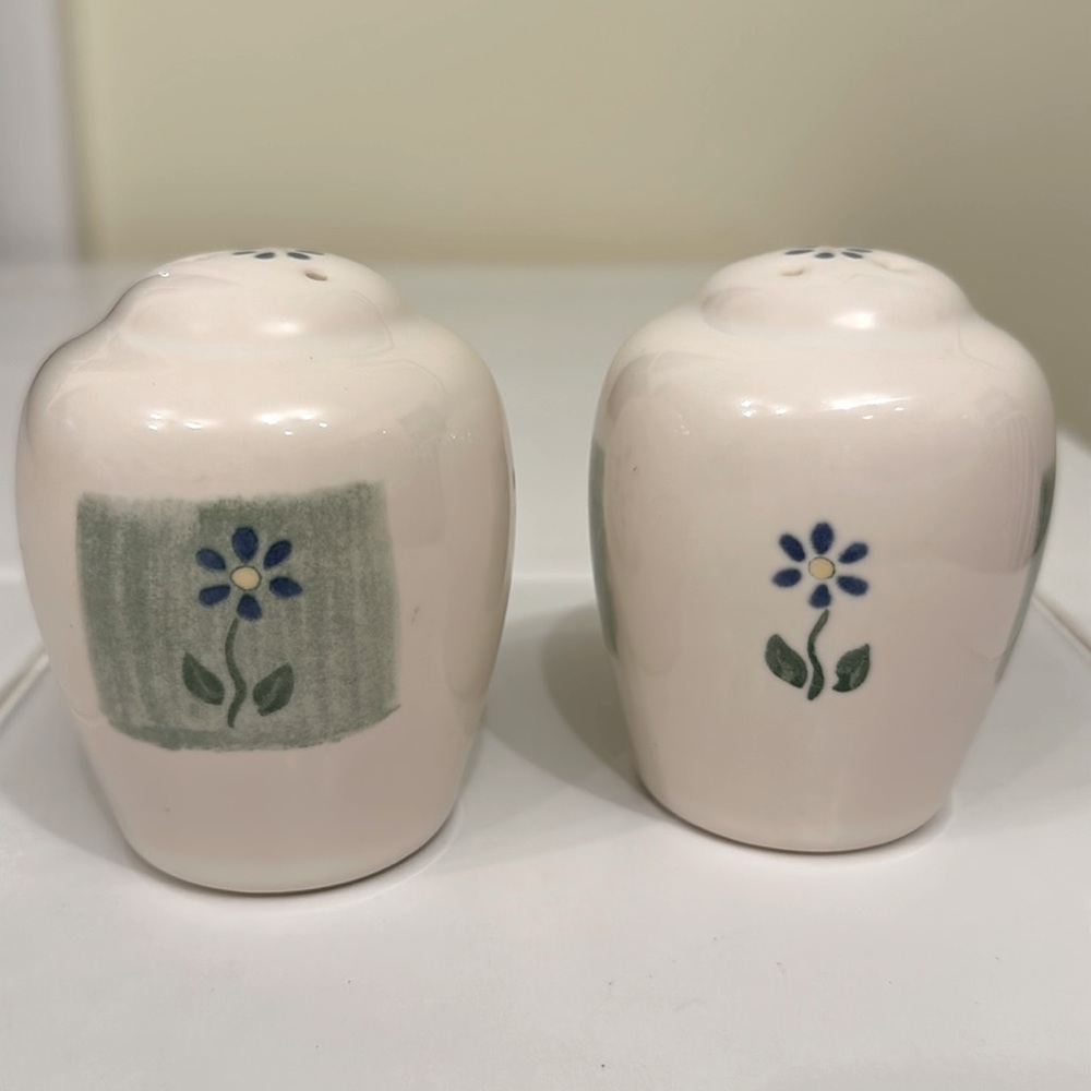 Pfaltzgraff Cloverhill Floral Salt & Pepper Set - Picture 4 of 6